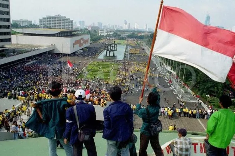 Mahasiswa menduduki Gedung MPR/DPR saat unjuk rasa menuntut Soeharto mundur sebagai Presiden RI, Jakarta, Mei 1998/Dok Tempo