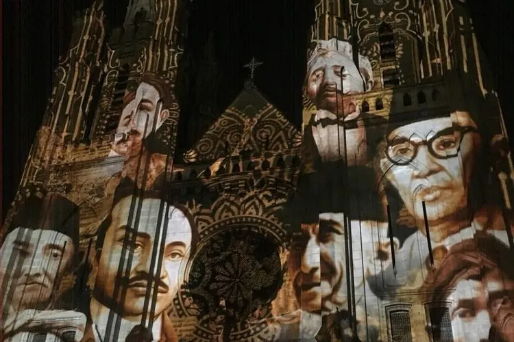 Gereja Katedral menjadi objek permainan cahaya menyambut Hari Sumpah Pemuda/Ayojakarta.com