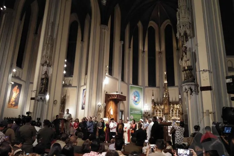 Gubernur DKI Jakarta, Anies Baswedan mengunjugi gereja, Selasa (24/12/2019) (Ayojakarta.com/Dhika Alam Noor)