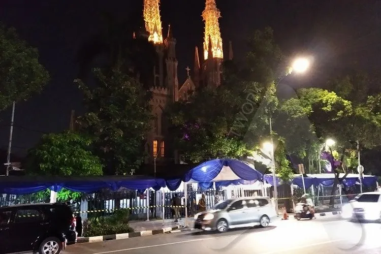 Suasana di depan Gereja Katedral, Jakarta Pusat (Ayojakarta.com/Dhika Alam Noor)