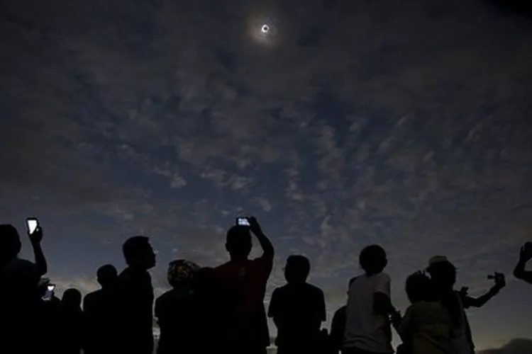 Ilustrasi gerhana matahari/d.ibtimes.co.uk