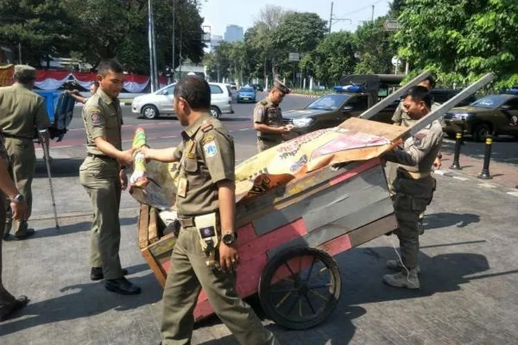 Penertiban manusia gerobak oleh Satpol PP Kecamatan Sawah/pusat.jakarta.go.id