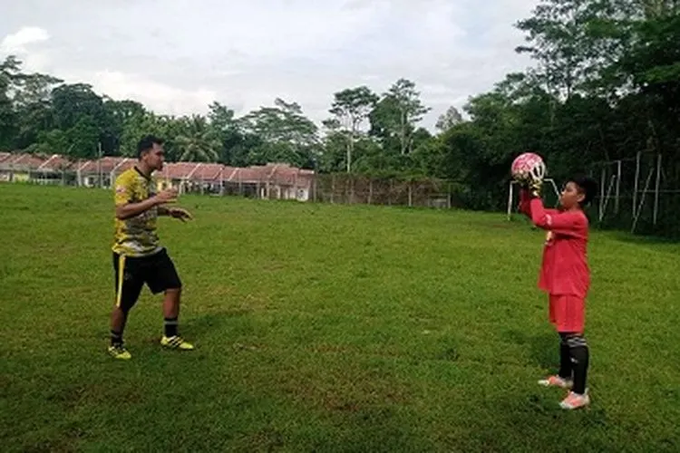 Ghoni Yanuar, penjaga gawang Cilegon United (kiri) saat latihan privat dengan muridnya (dok)
