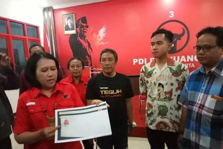 Gibran saat bersama kader PDIP (Antara/Aris Wasita)