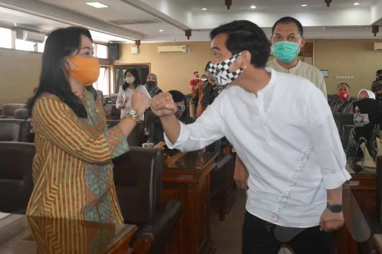 Gibran Rakabuming Raka saat bersilaturahmi dengan Fraksi PDIP Kota Surakarta di Gedung DPRD Surakarta, Jumat (24/7/2020). (Ayojakarta.com/Budi Cahyono)
