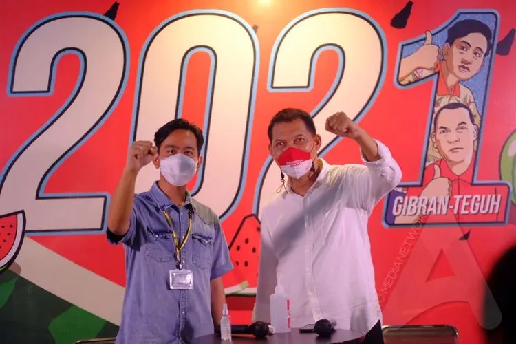Gibran Rakabuming Raka - Teguh Prakosa saat jumpa pers di Posko Pemenangan di Manahan, Kota Solo, Rabu (9/12/2020). (Ayojakarta/Budi Cahyono)