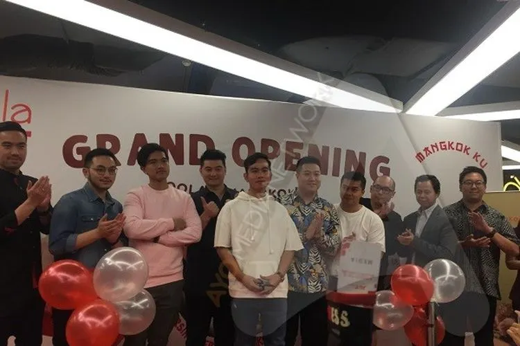 Kaesang Pangarep (tiga dari kiri) bersama kakaknya, Gibran Rakabuming (lima dari kiri) beserta para pendiri Goola dan Mangkok Ku dalam pembukaan gerai Goola x Mangkok Ku di Mal Kokas, Jakarta Selatan/Ayojakarta.com