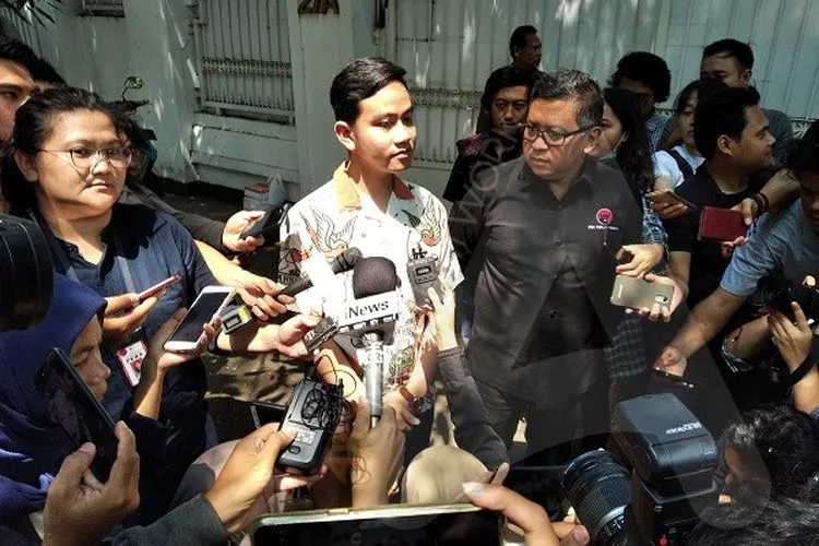 Gibran Rakabuming dan Sekjen PDIP Hasto Kristiyanto di kediaman Megawati Sukarno Putri, Jalan Teuku Umar, Menteng, Jakarta Pusat/Ayojakarta.com