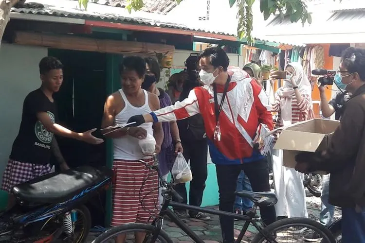 Gibran Rakabuming Raka saat berkegiatan sosial di Kecamatan Banjarsari, Sennin (21/12/2020). (dok)