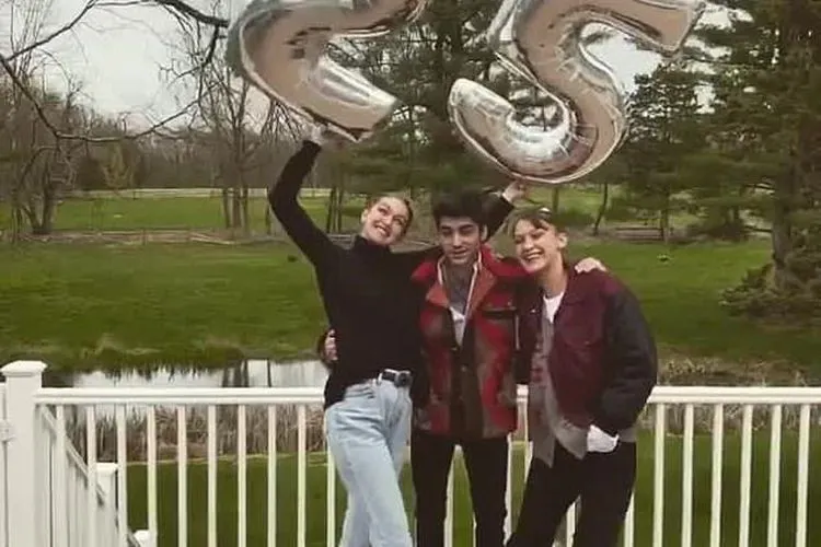 Bersama Zayn Malik, Gigi Hadid mengenakan turtleneck dan perutnya terlihat membuncit. [Instagram Gigi Hadid]