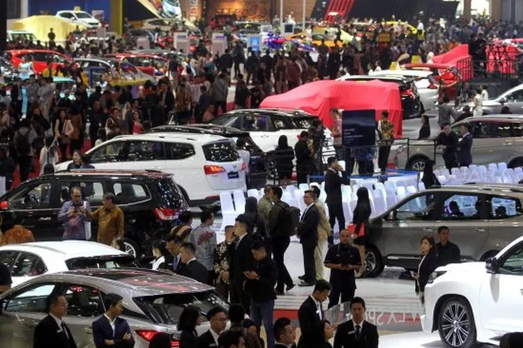 Suasana di Gaikindo Indonesia International Auto Show (GIIAS) 2019 di ICE BSD, Tangerang, Banten. Sebagai ilustrasi pasar otomotif nasional roda empat [Suara.com/Arief Hermawan P]