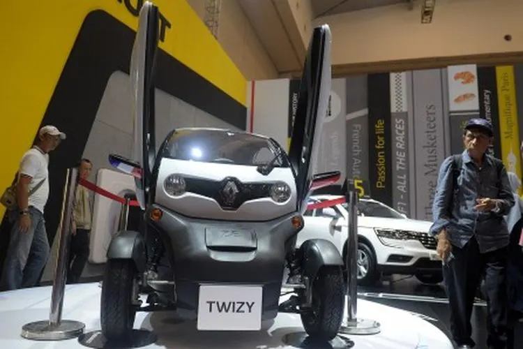 Pengunjung mengamati mobil listrik Twizy yang dipajang di pameran otomotif Gaikindo Indonesia International Auto Show (GIIAS) 2019 di ICE-BSD, Tangerang, Banten, Sabtu (27/7). Mobil buatan Renault dengan model unik dan ukuran cukup kecil ini menjadi spot menarik para pengunjung pameran, namun meski ukuran kecil Renault Twizy dijual dengan harga cukup tinggi yakni sekitar Rp420 juta. ANTARA FOTO/Zarqoni maksum/hp.