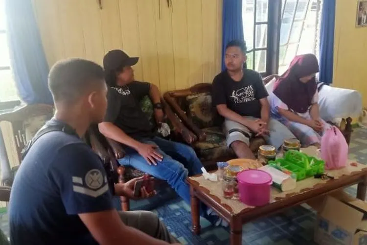 Gilang (kedua kanan), predator seks fetish kain jarik ditangkap. (dok polisi)