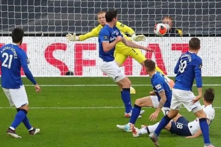 Gelandang Tottenham Hotspur Giovani Lo Celso (kanan) mencetak gol setelah bola mengenai bek Everton Michael Keane (tengah) sehingga berbelok dan masuk ke dalam gawang saat laga Liga Inggris di Tottenham Hotspur Stadium. Catherine Ivill / POOL / AFP
