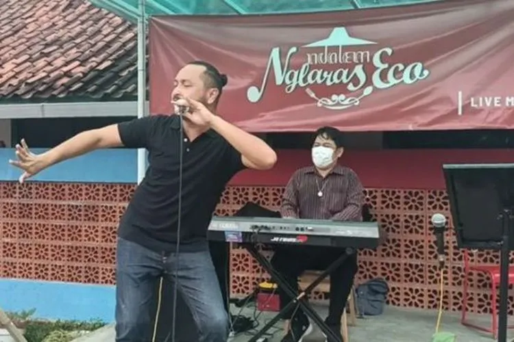 Plt Ketua Umum DPP PSI, Giring Ganesha, menyanyikan lagu Laskar Pelangi di Warung Makan Laras Eco Kompleks Lokananta Solo, Rabu (10/2/2021) siang. [Solopos/Kurniawan]