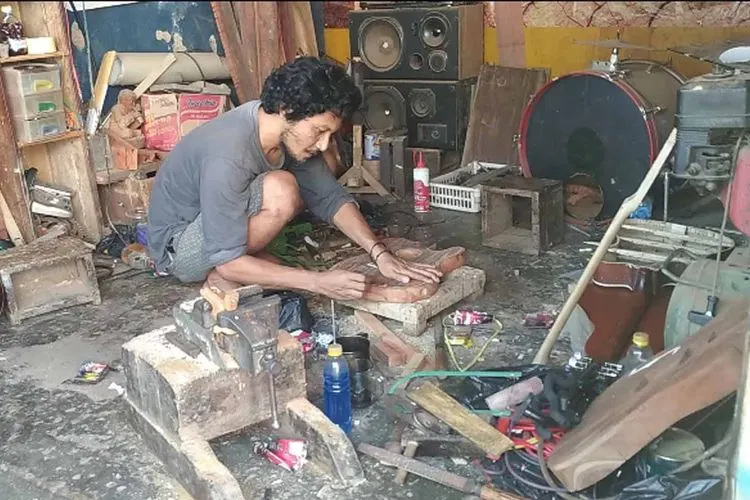 Heri Heryanto tengah menyelesakan gitar pesanan. (Ayotasik/Irpan Wahab)
