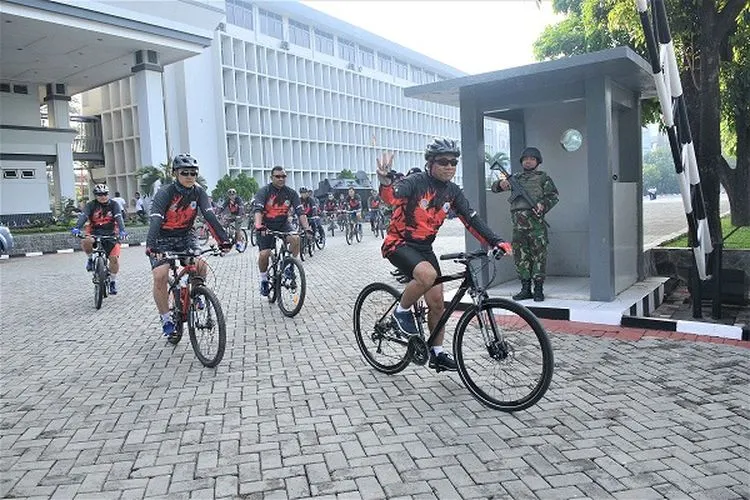 Prajurit Mako Lantamal III Jakarta menggelar gowes bersama (Dispen Lantamal III Jakarta)