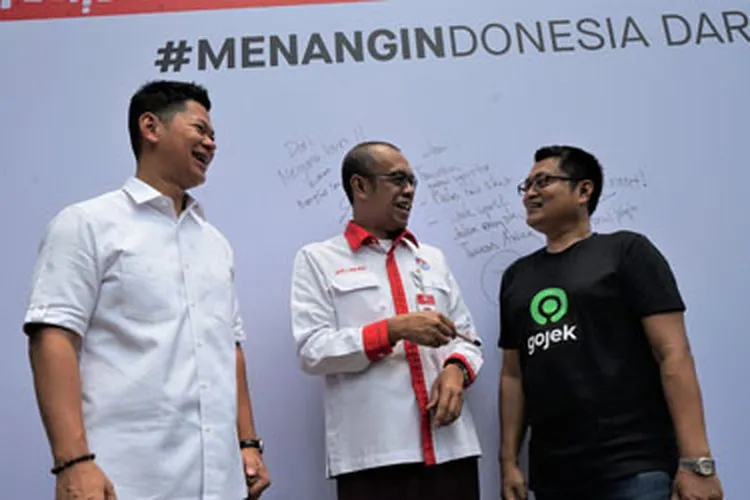 (kiri-kanan) President National Olympic Committee of Indonesia (NOC) Raja Sapta Oktohari, Sekretaris Kementerian Pemuda dan Olahraga Gatot S. Dewa Broto dan Group Chief Marketing Officer Gojek Ainul Yaqin. Dok Gojek