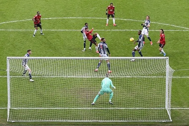 Proses gol penyama kedudukan Manchester United yang dicetak Bruno Fernandes ke gawang West Bromiwch. (Twitter MU)