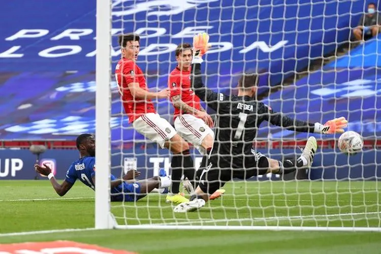 Kiper MU, David De Gea tampil buruk di partai semifinal Piala FA melawan Chelsea di Stadion Wembley, London, Senin (20/7/2020), dini hari WIB. (Twitter Chelsea FC)
