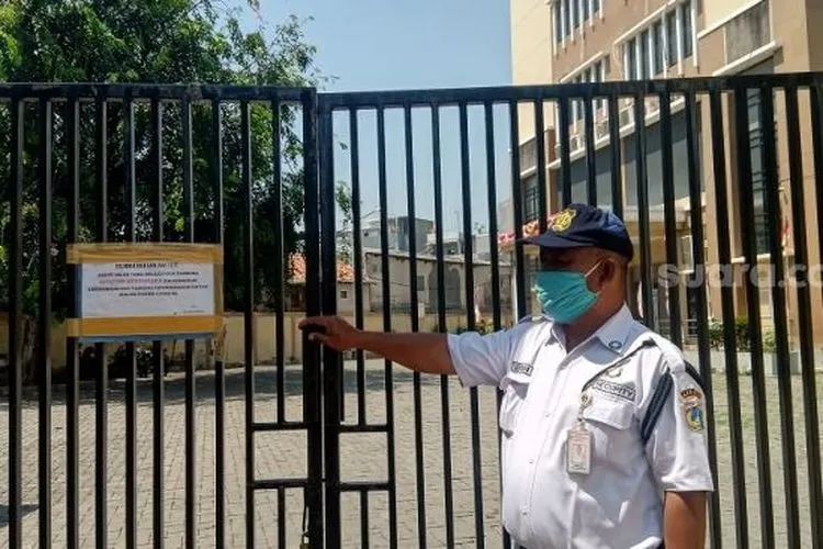 Gelanggang Olahraga (GOR) Tambora dijadikan tempat isolasi bagi sejumlah warga yang terpapar Covid-19 di Kecamatan Tambora, Jakarta Barat. (Suara.com/Yosea Arga)