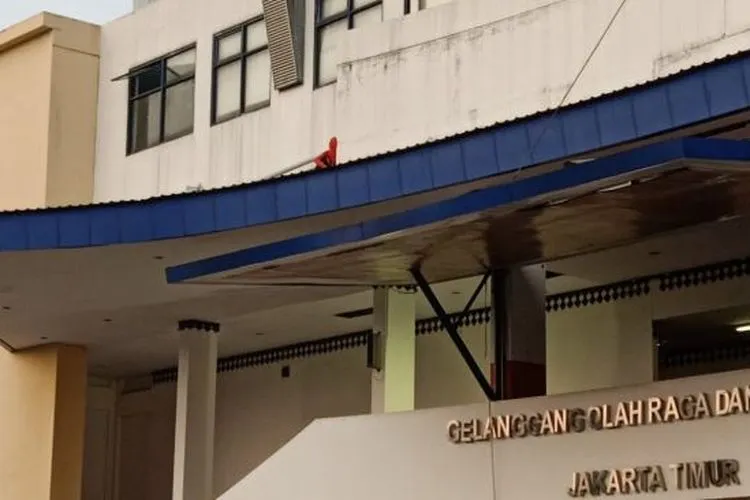 Seorang wanita kabur dan nekat memanjat gedung GOR Ciracas, Jaktim. (foto istimewa)