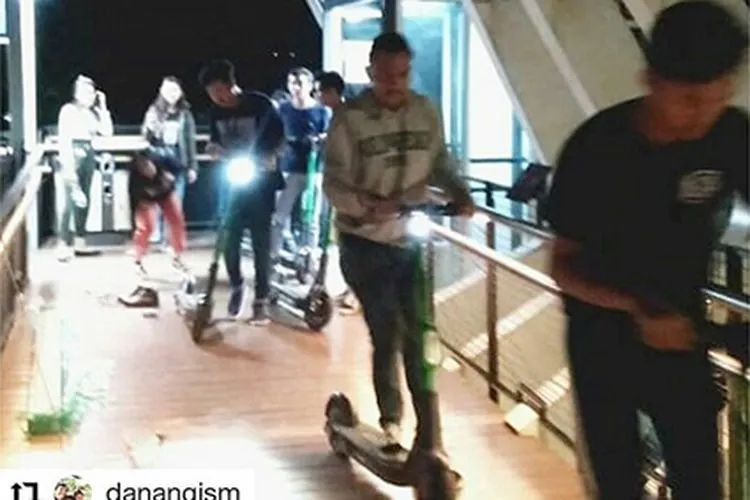 Pengguna Grabwheels melintasi Jembatan Penyebrangan Orang (JPO)/Instagram @Danangism