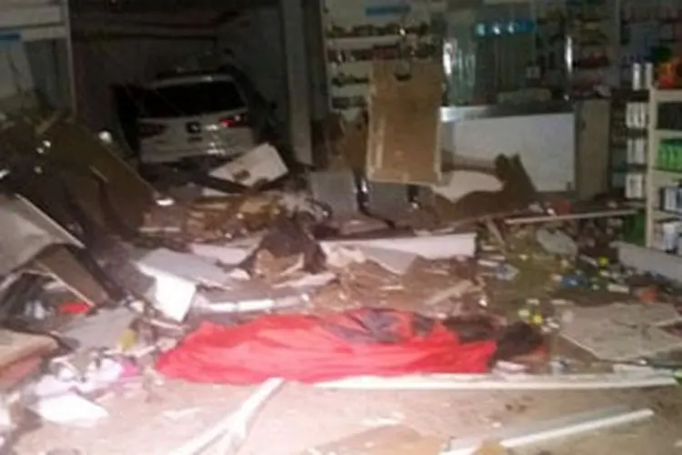 Mobil Grand Livina yang dikemudikan mahasiswi menabrak apotek di Kebayoran Baru, Jaksel/Twitter TMC Polda Metro