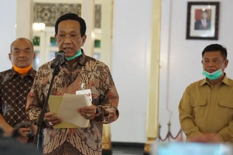 Gubernur DIY Sri Sultan HB X memberi imbauan pada warga DIY soal pencegahan penyebaran COVID-19 dalam agenda Sapa Aruh: Cobaning Gusti Allah awujud Virus Corona di Bangsal Kepatihan, Senin (23/3/2020). - (SuaraJogja.id/Putu)