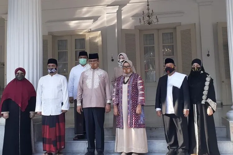 Gubernur DKI Jakarta Anies Rasyid Baswedan bersama Wagub DKI Ahmad Riza Patria di Balai Kota DKI, Jumat (31/7/2020). Foto: Eva Rianti