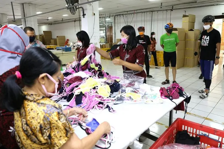 Sejumlah karyawan tengah sibuk memproduksi di PT Arindo Garmentama di Kawasan Industri Candi, Semarang, Jumat (3/4/2020). (dok)