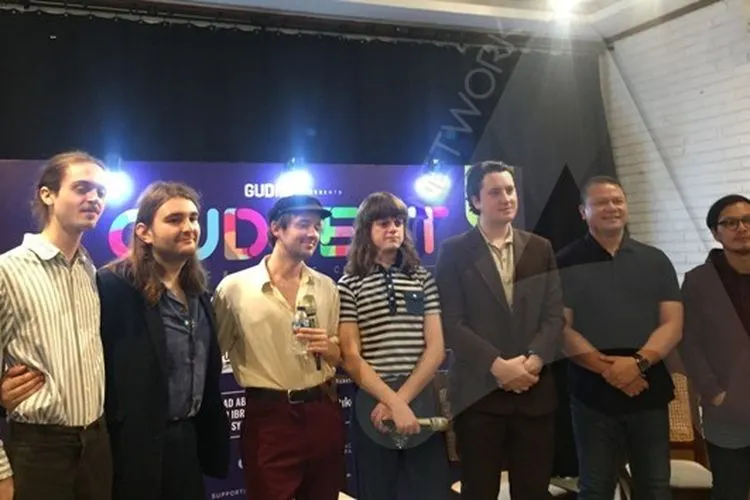 Grup musik Fur bersama CEO GUDlive Rully MP dan Project Director GUDlive Bimo Nugraha dalam jumpa pers penyelenggaraan Gudfest 2019/Ayojakarta.com-Istihanah Soejoethi