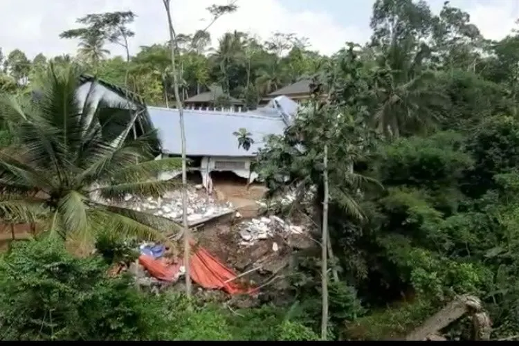 Gudang pengemasan manggis di Desa Sukaluyu Kecamatan Mangunreja, Kabupaten Tasikmalaya, ambruk akibat tergeras tanah longsor.