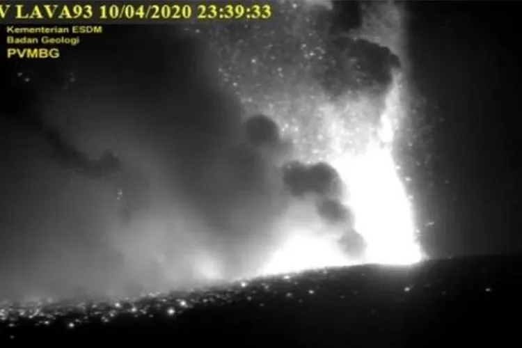 Letusan Anak Krakatau pada Jumat (10/4/2020) petang. (Dok: PVMBG)