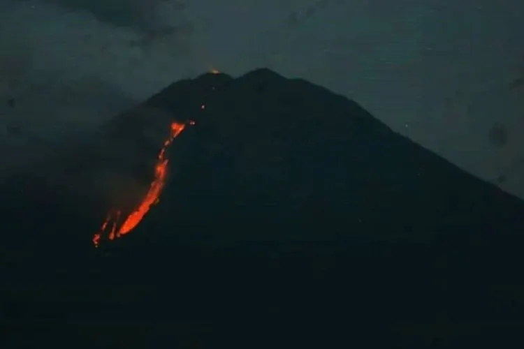 Gunung Semeru mengalami peningkatan aktivitas yang ditandai dengan turunnya lava dari kawah Jonggring Saloko. (Twitter/@KementerianLHK)