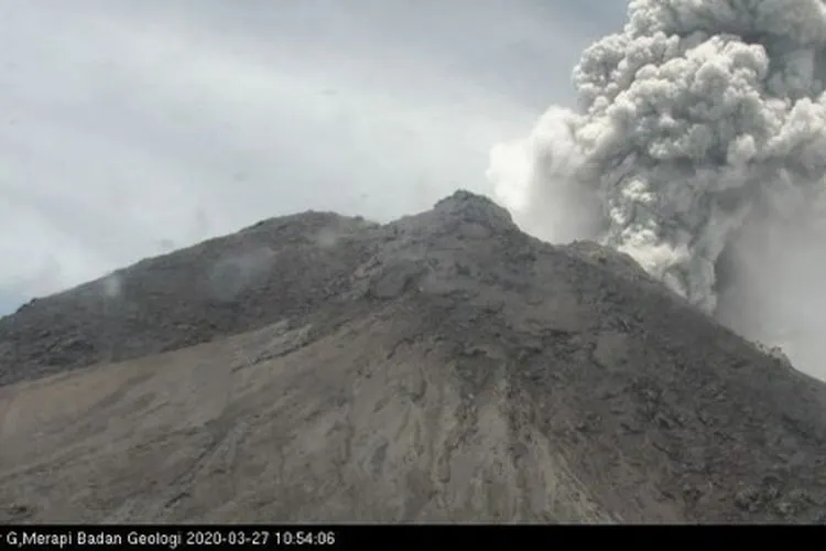 Dalam foto yang diambil dengan kecepatan rana lambat ini, lahar panas mengalir turun dari kawah Gunung Merapi seiring aktivitasnya berlanjut sejak otoritas geologi setempat menaikkan tingkat kewaspadaan gunung berapi tersebut ke level tertinggi kedua pada bulan November, di Sleman, Indonesia, Sabtu pagi. , 9 Januari 2021. Foto: AP Photo/Taufiq Rozzaq