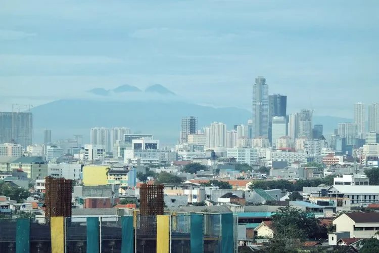 Gunung Salak terlihat dari Jakarta (Twitter @chockysihombing)
