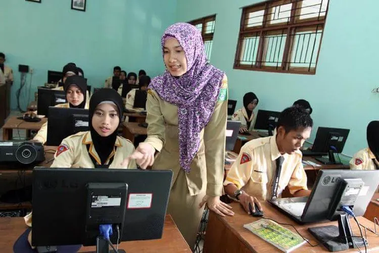 Guru mengajar di kelas/Egindo.co