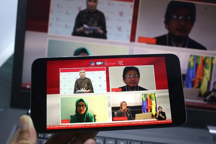 Tiga guru dan dosen penerima manfaat BSU Deswita Supriyatni (Dosen di Cimahi), Sri Murni (Dosen di Lampung) (kiri bawah), dan Arya Wiratman (Guru di Jakarta Timur) (kanan atas) berdiskusi mengenai Mendukung Para Pendidik Tetap Berkarya di Jakarta, Rabu (25/11/2020).  (dok)