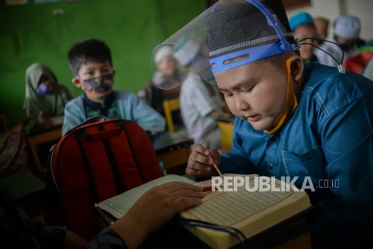 ilustrasi guru non PNS mengajar di madrasah/ Republika