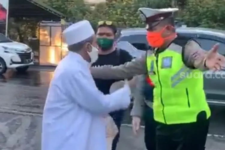 Habib Umar Assegaf Bangil saat Langgar PSBB Surabaya. (tanggapan layar Suara.com)
