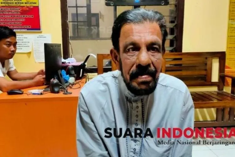 Abdul Aziz, warga Dusun Ponjen Kidul, Kampung Baru, Kecamatan Kencong, Kabupaten Jember, Jawa Timur, pria yang mengaku sebagai habib saat diamankan di Polsek Kencong Jembser, Kamis (21/05/2020) (dok SuaraIndonesia)