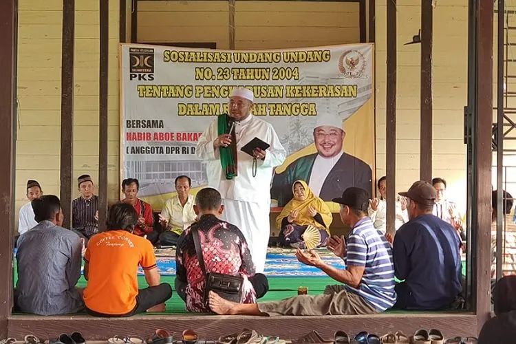Aboe Bakar Alhabsyi saat melaksanakan sosialisasi UU 23/2004 tentang Penghapusan Kekerasan Dalam Rumah Tangga (PKDRT) di desa Kambitin Kecamatan Tanjung Kabupaten Tabalong, Kalimantan Selatan, belum lama ini.
