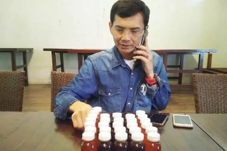 Hadi Pranoto dan 'obat Covid-19' racikannya. [Istimewa]