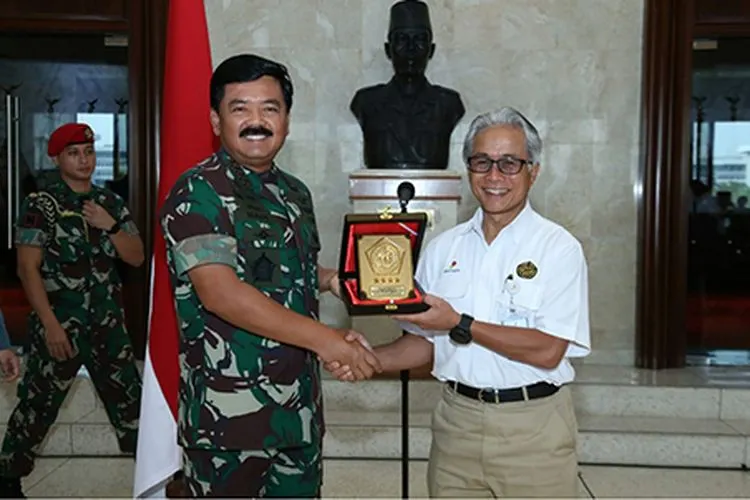 Panglima TNI Marsekal TNI Hadi Tjahjanto foto bersama Ketua SKK Migas, Dwi Soejipto usai penandantangan Nota Kesepahaman di Ruang Hening Mabes TNI, Cilangkap, Jakarta Timur, Selasa (12/11/2019)/Kabidpenum Puspen TNI, Kolonel Sus Taibur Rahman