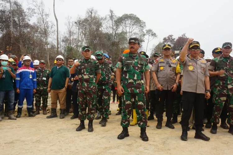 Panglima TNI, Marsekal Hadi Tjahjanto  dan Kapolri Jenderal  Tito Karnavian meninjau kebakaran hutan di Riau/Puspen TNI
