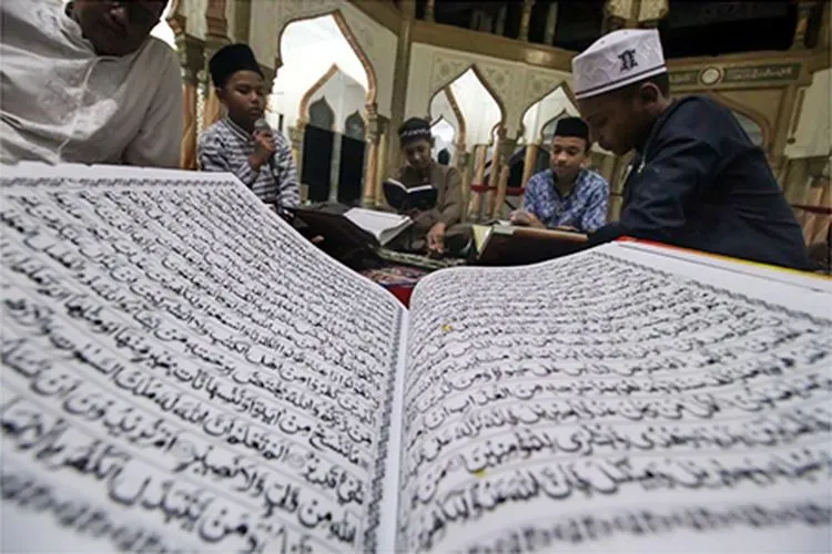 Membaca Alquran/Antara
