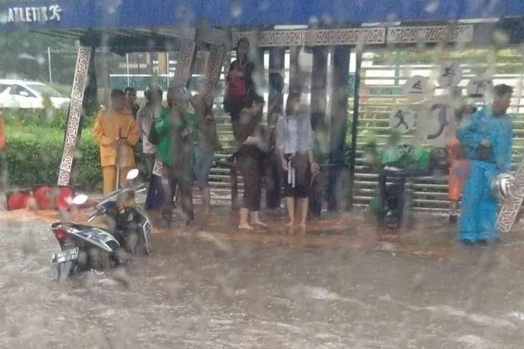 Pengendara berteduh di Halte Atletik di depan Plaza Senayan (Istimewa)
