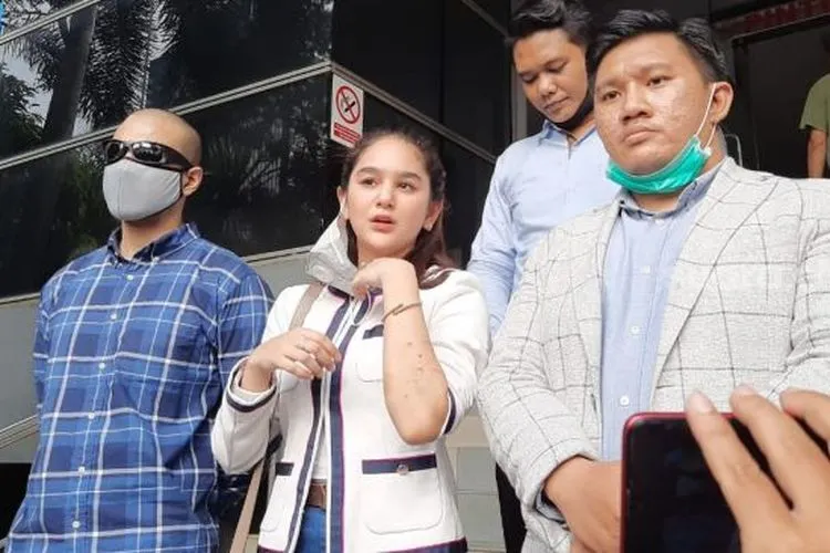 Bintang FTV Hana Hanifah melaporkan selebgram Nabila Aprilia ke Polda Metro Jaya dengan tuduhan penganiayaan, Rabu (17/6/2020). [Ismail/Suara.com]