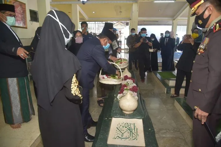 Bupati Bekasi Eka Supria Atmaja melakukan tabur bunga di makam KH Noer Ali, Selasa (10/11/2020)/Humas Pemkab Bekasi